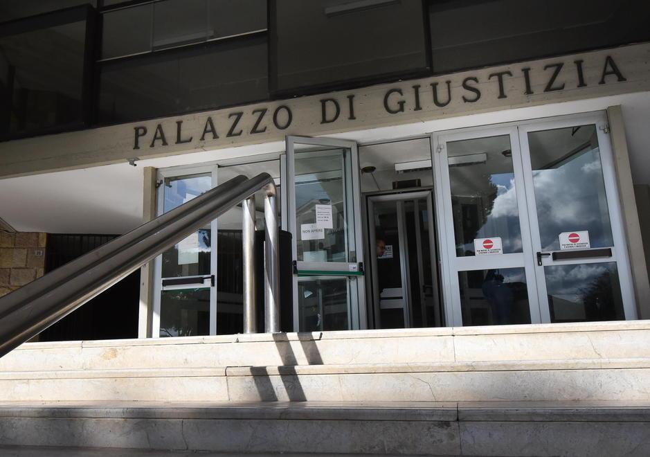 Professore del liceo sorpreso a rubare una bicicletta: «Credevo fosse mia» 