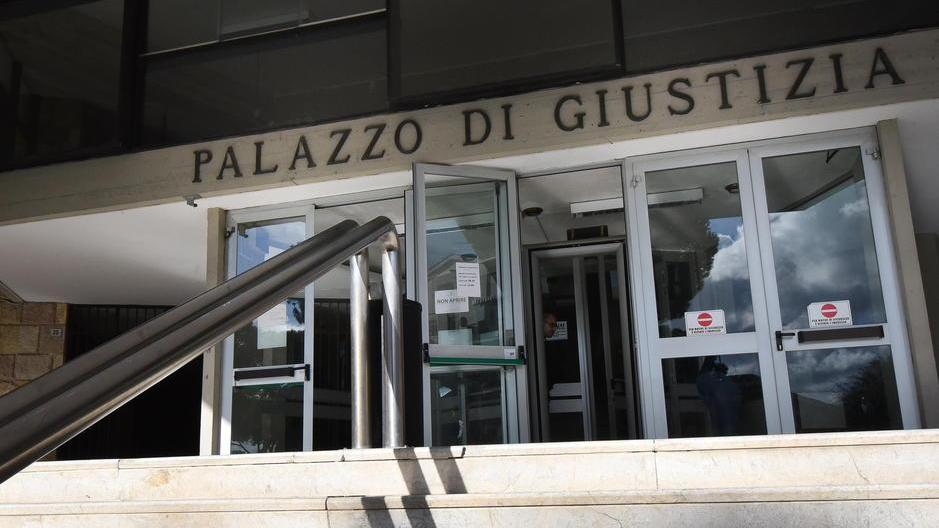Professore del liceo sorpreso a rubare una bicicletta: «Credevo fosse mia»