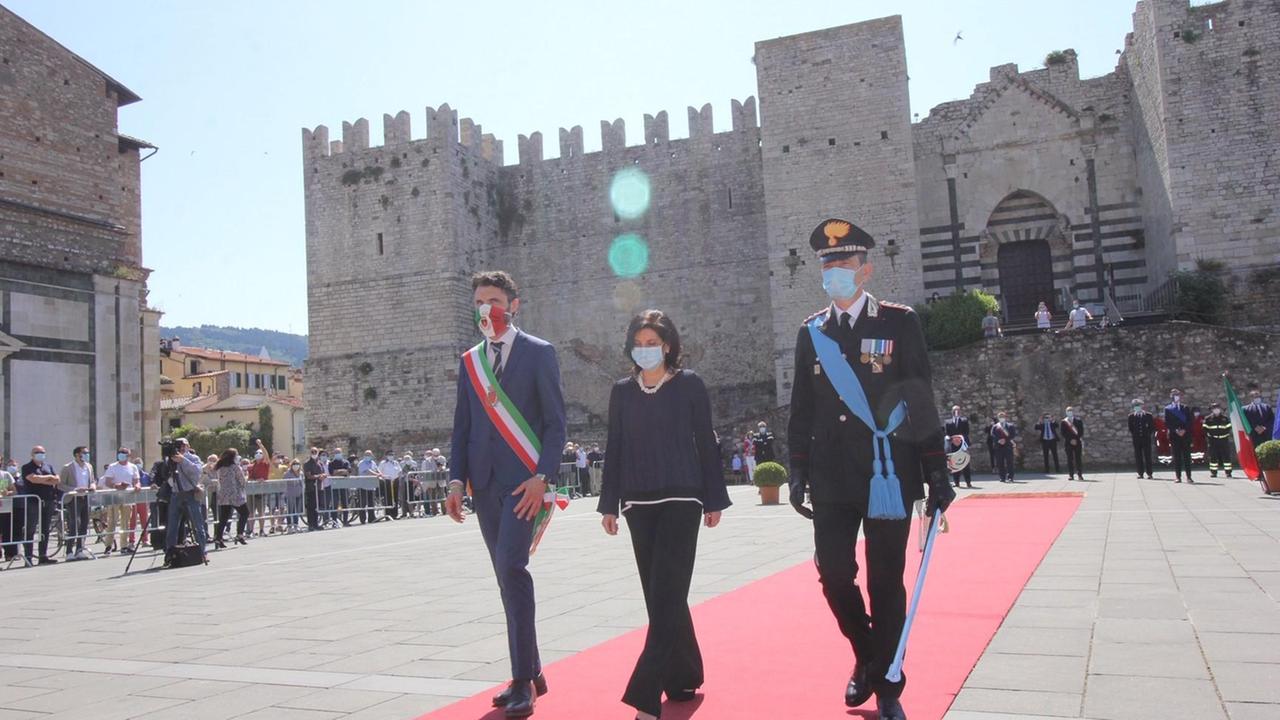 Il sindaco, il prefetto e il comandante dei carabinieri davanti al Castello (foto Batavia)