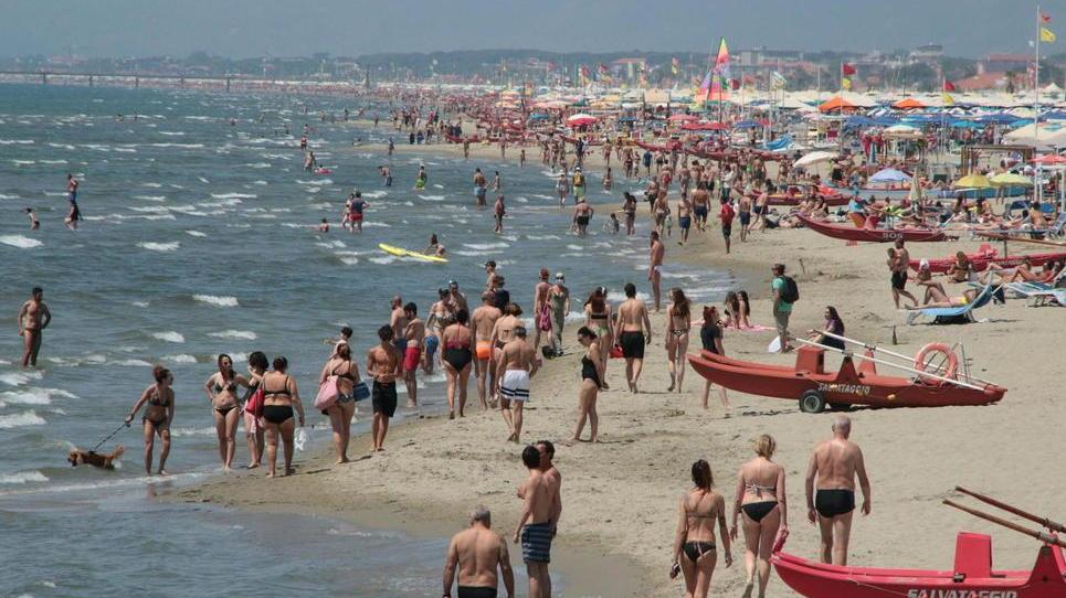 Prove generali d’estate: sette stagionali su dieci in Versilia confermano l’ombrellone