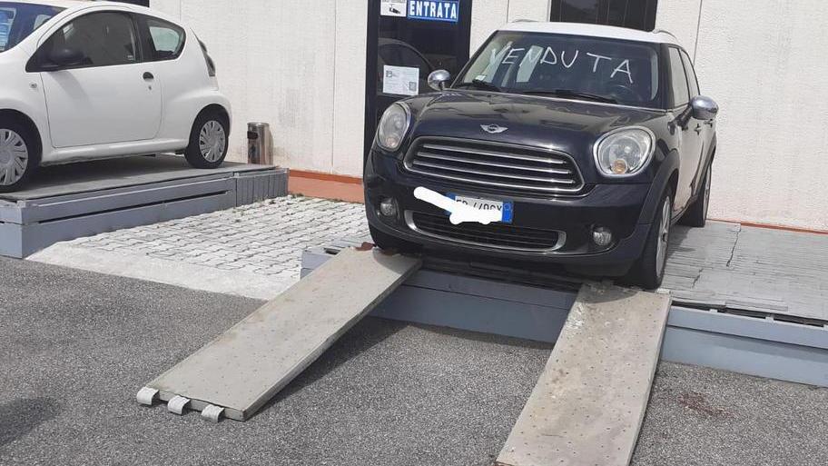 La Mini Cooper che i malviventi hanno tentato di rubare