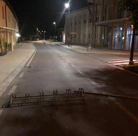 Prendono le rastrelliere e le piazzano in strada 