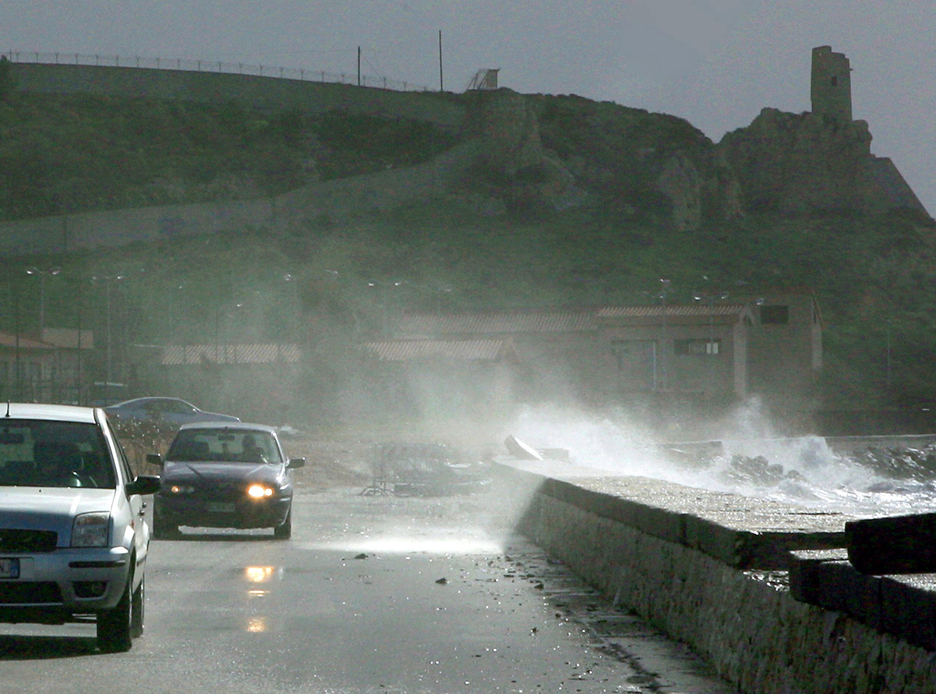 Fase 2, la pioggia in Sardegna tiene lontana la folla dalle spiagge