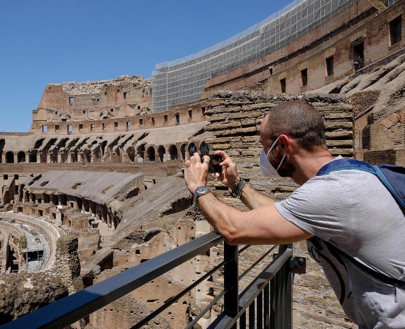 Ciao Colosseo, è bello rivederti I turisti tra mascherine e gel