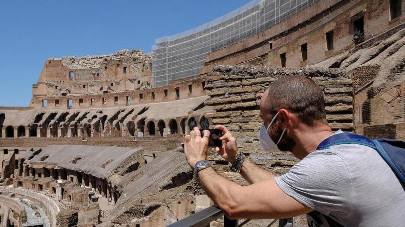 Ciao Colosseo, è bello rivederti I turisti tra mascherine e gel