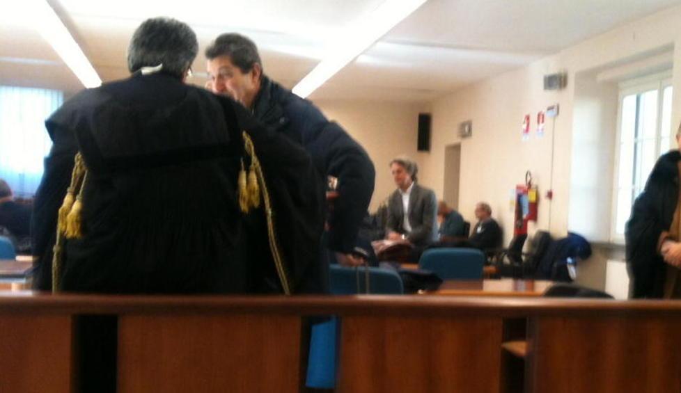 Compra auto da 27 mila euro e paga con assegni a vuoto e con documenti falsificati