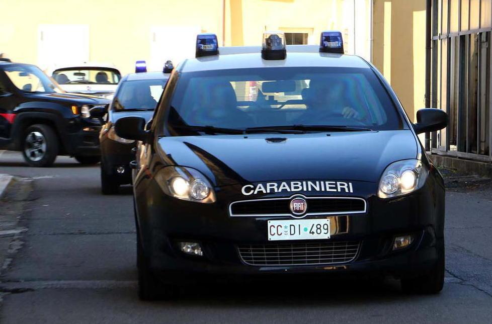 Salgono sull’auto dei carabinieri e si fanno un selfie: denunciati 