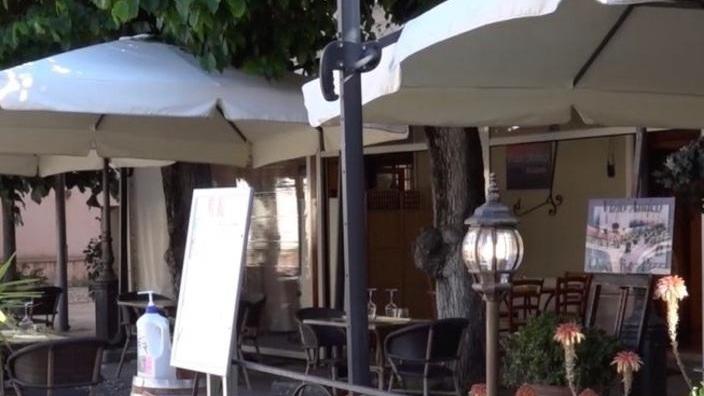 Il Comune dà l’ampliamento, il locale apparecchia in piazza