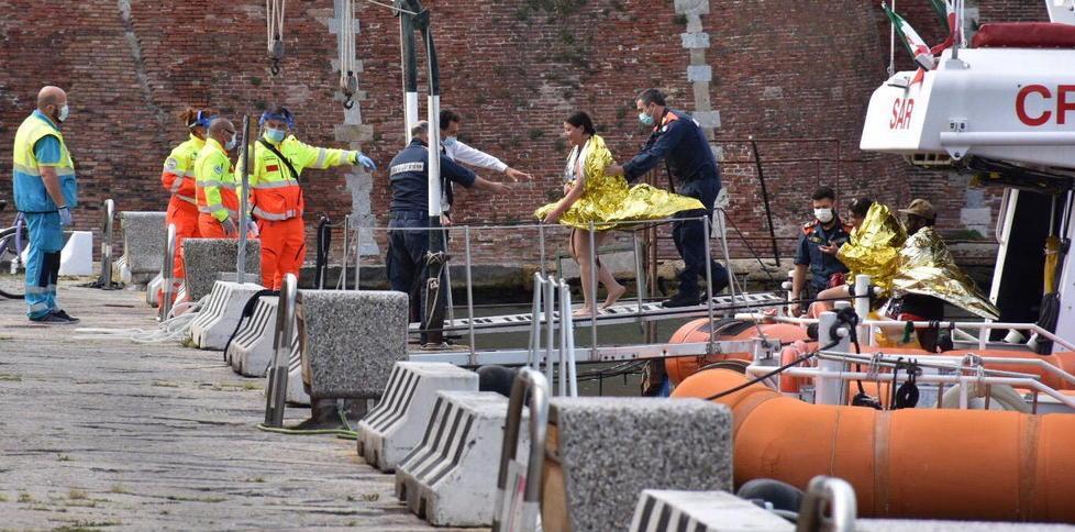 «Grazie ai soccorritori» L’emozione dei ragazzi naufragati a Calignaia