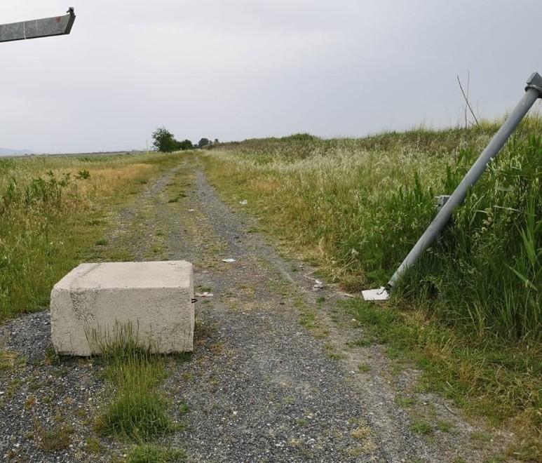 Scolmatore , divelto sbarramento sulla strada