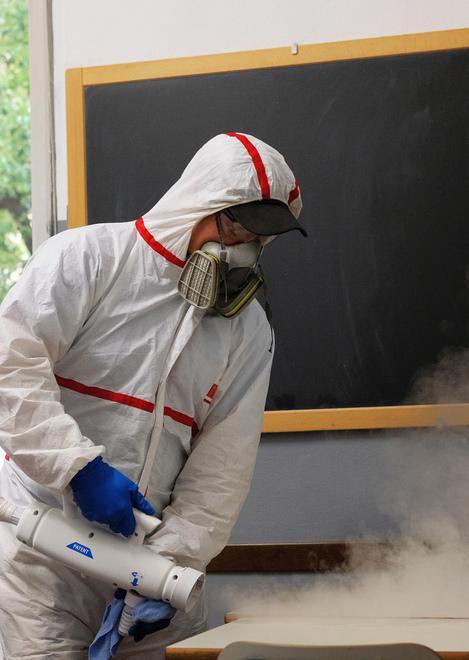 «I libri di mia figlia ostaggio nella scuola: andiamo avanti con una stampante» 