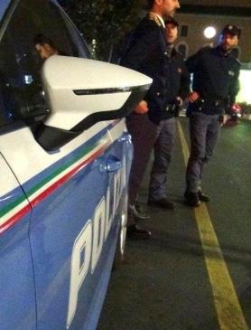 Ruba sull’auto in sosta e finisce in manette