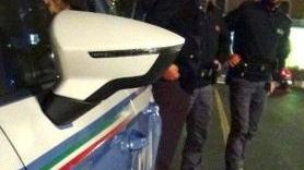 Ruba sull’auto in sosta e finisce in manette
