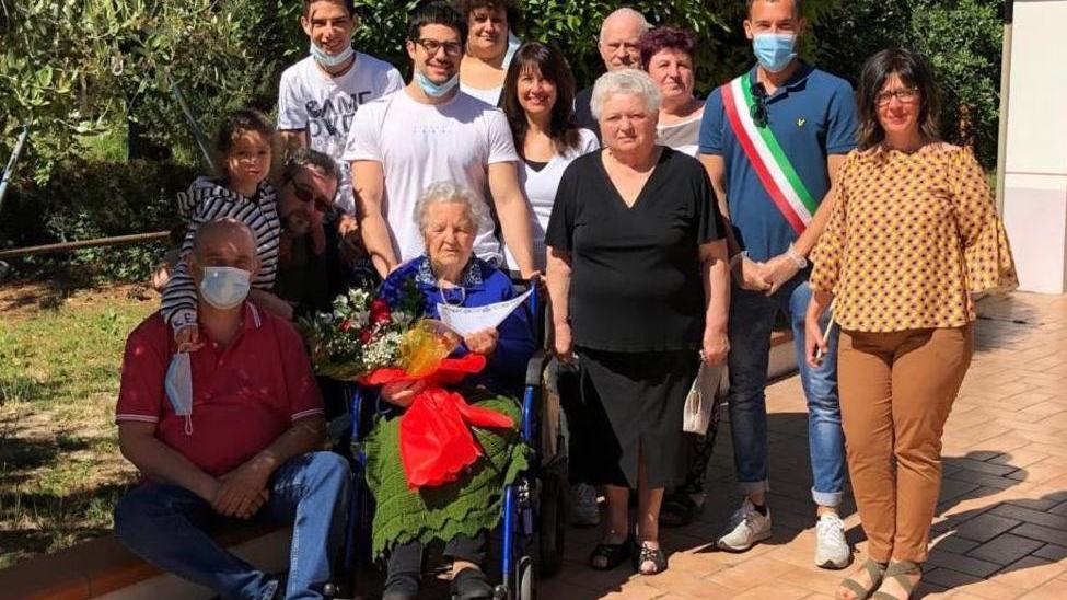 Nonna Ghita fa cent’anni Grande festa coi parenti