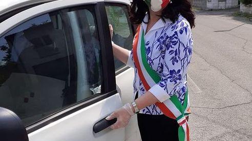 La sindaca consegna “porta a porta” la Costituzione ai 18enni