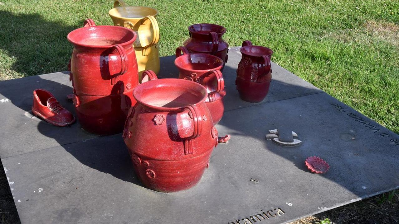 Vandali e ladri dei vasi simbolo delle tradizioni cittadine