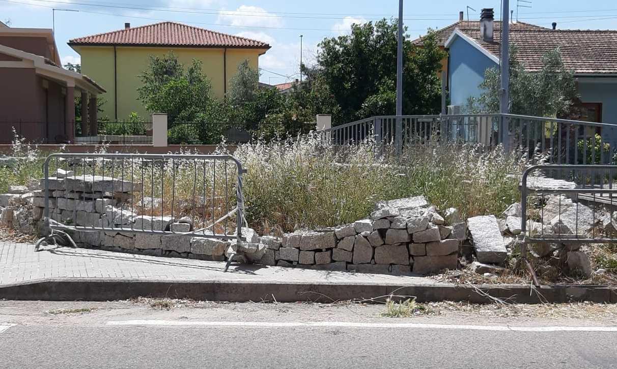 Muretto distrutto e mai riparato