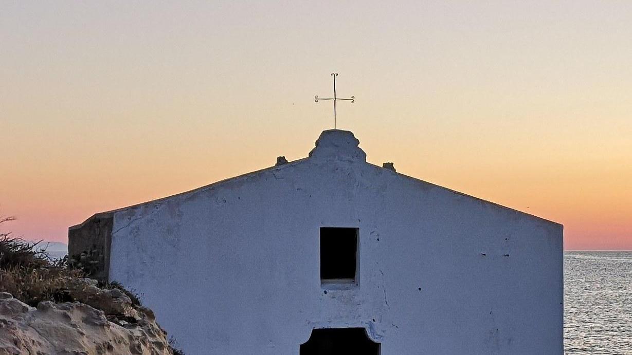 Sulla cima della chiesetta di Balai vicino torna la croce