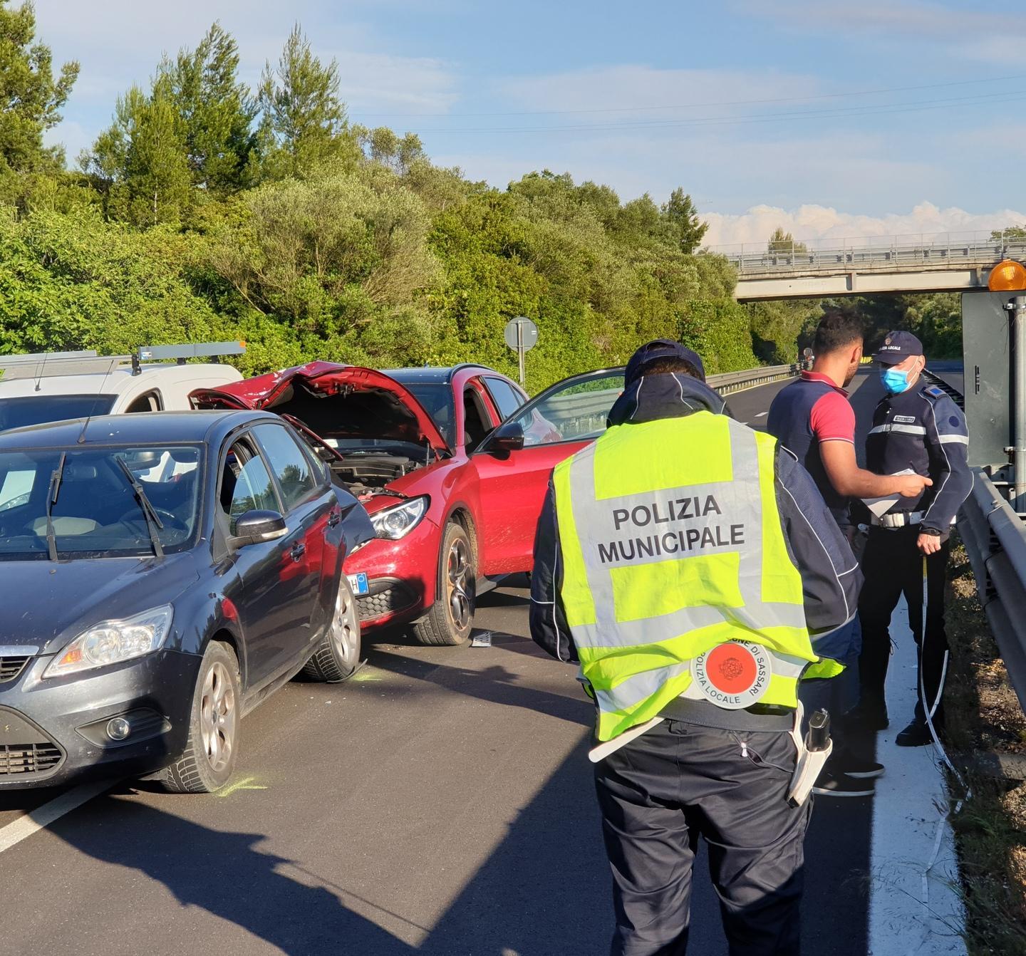 Tamponamento a catena allo svincolo per viale Italia
