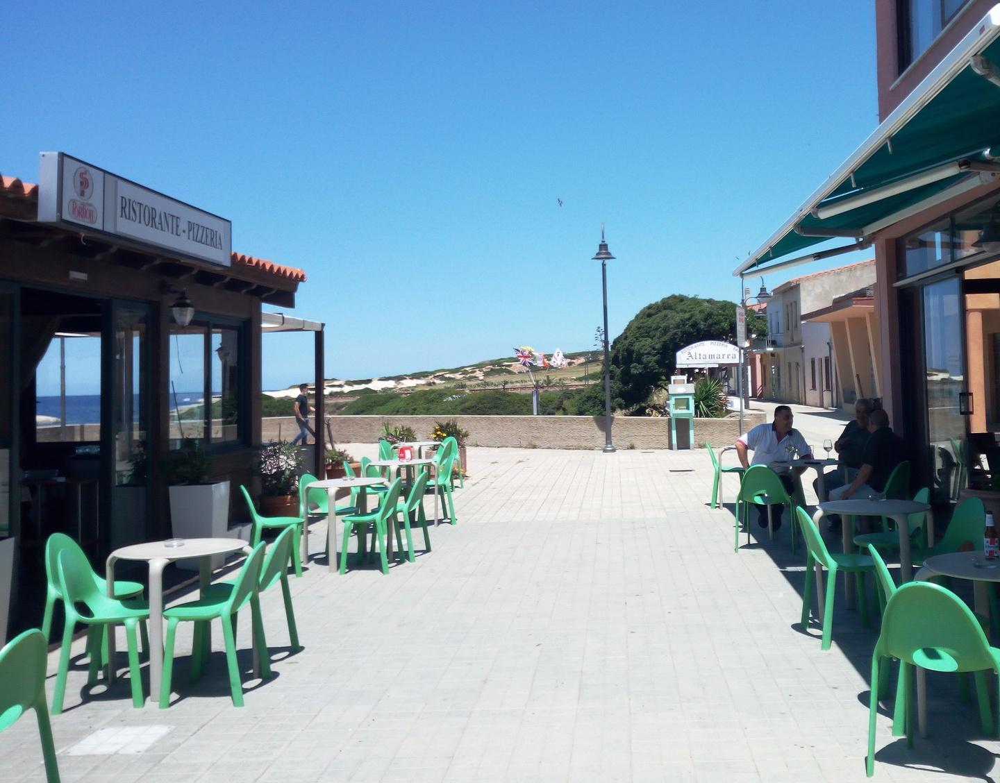 Lungomare deserto a S’Archittu 