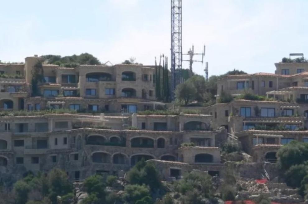 Arzachena, gli edifici demoliti sulla costa dovranno rinascere in stile smeraldino 