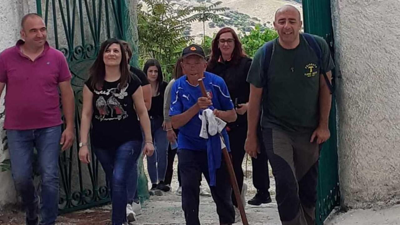 La nuova impresa dell'82enne di Aritzo: da Nora a piedi sulla via di Santu Frantziscu 