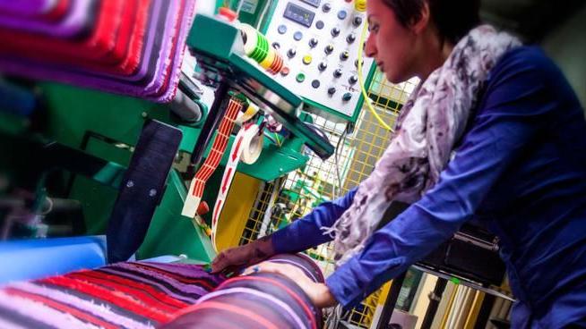 Azienda assume 20 operai tessili anche senza esperienza