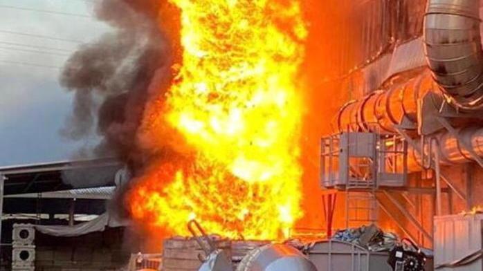 In fiamme capannone di rifiuti, l'azienda: "Nessun pericolo diossina"