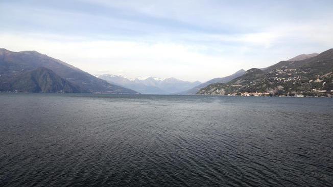 Auto nel lago di Como, morta 24enne