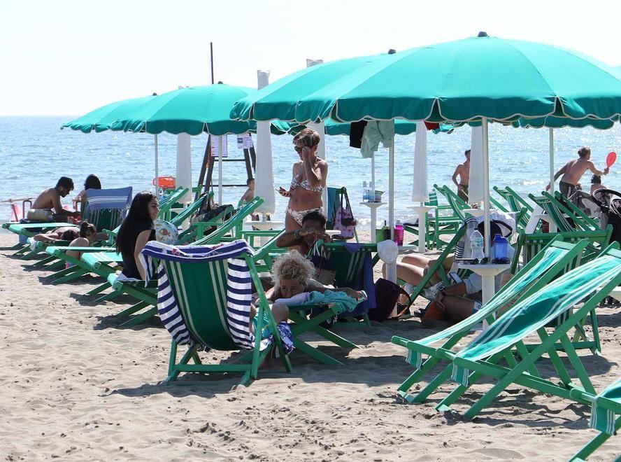 Henderson e Galliano a Marina di Massa: nessun taglio di sdraio qui le distanze c’erano già 