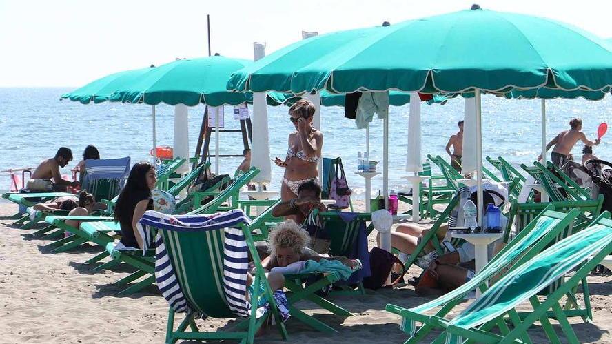 Henderson e Galliano a Marina di Massa: nessun taglio di sdraio qui le distanze c’erano già