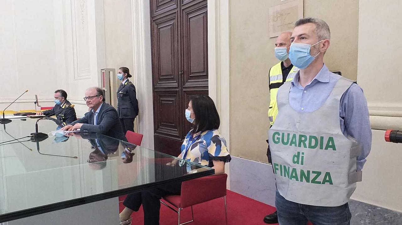 La conferenza stampa per illustrare l’operazione “Petroloro” su una frode nella fornitura di gasolio