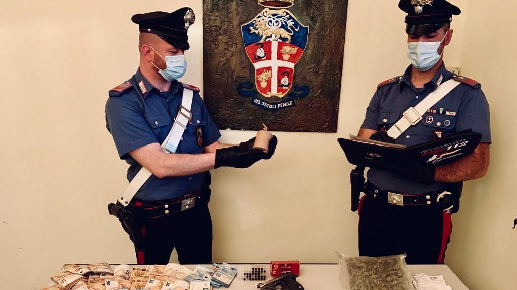Armi, esplosivo e droga in casa: 28enne arrestato a Tempio
