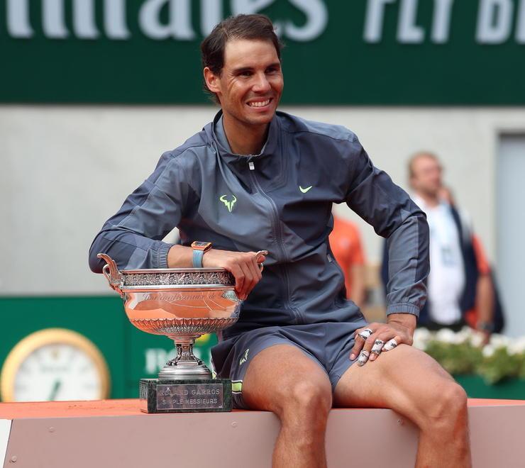 Rafa Nadal, 34 anni, con una delle tante coppe vinte al Roland Garros