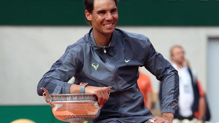 Rafa Nadal, 34 anni, con una delle tante coppe vinte al Roland Garros