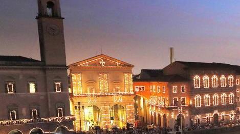 Palazzo Gambacorti illuminato durante un’edizione della Luminara