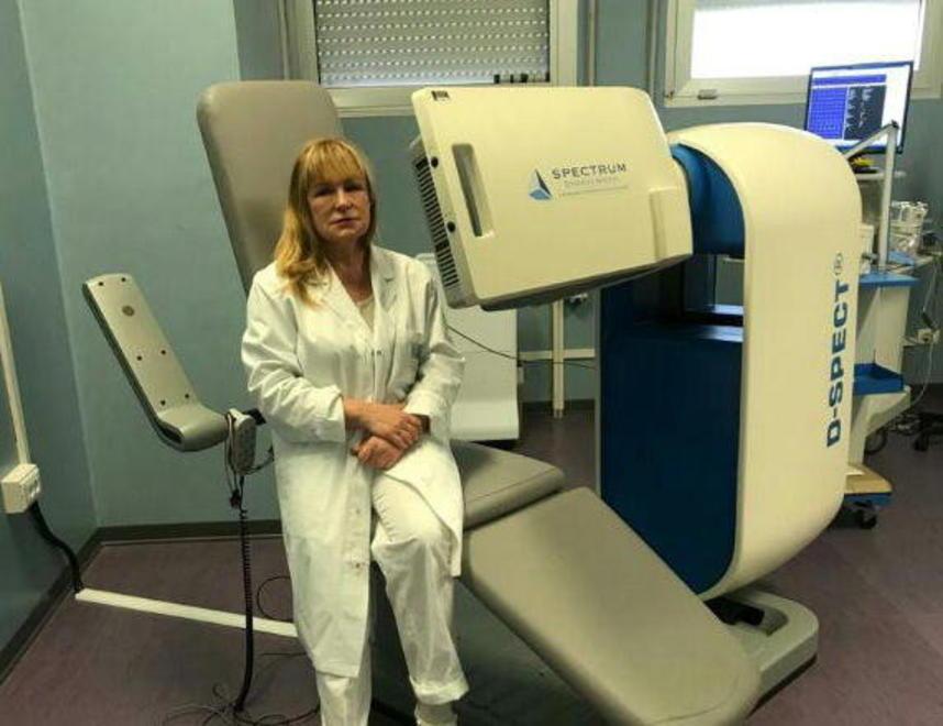 La dottoressa Rita Bonini e il macchinario per la diagnostica delle ischemie in dotazione al Noa