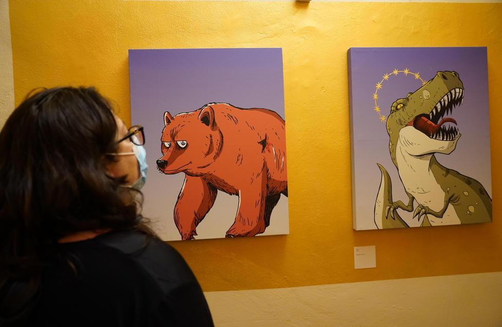 Alcune opere del fumettista Zerocalcare, fra cui quella dedicata al tirannosauro che campeggia anche sulla locandina della mostra di “Senza santi, senza eroi” nel Palazzo Pretorio di Peccioli