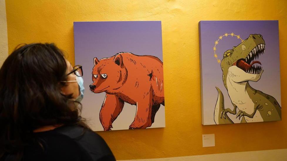Alcune opere del fumettista Zerocalcare, fra cui quella dedicata al tirannosauro che campeggia anche sulla locandina della mostra di “Senza santi, senza eroi” nel Palazzo Pretorio di Peccioli