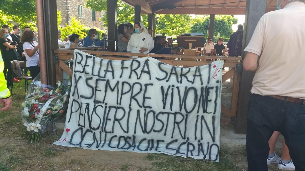 Cori, striscioni e petali di rosa per il funerale di Samuele