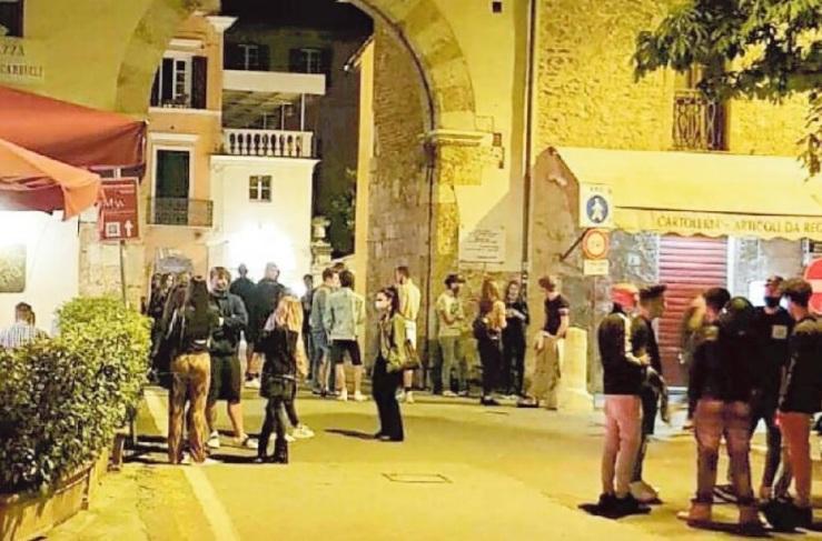 Spiaggia chiusa di notte a Lido Pietrasanta pensa a una stretta 