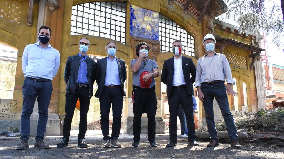 Foto di gruppo davanti alla facciata della Palazzina Coppedè