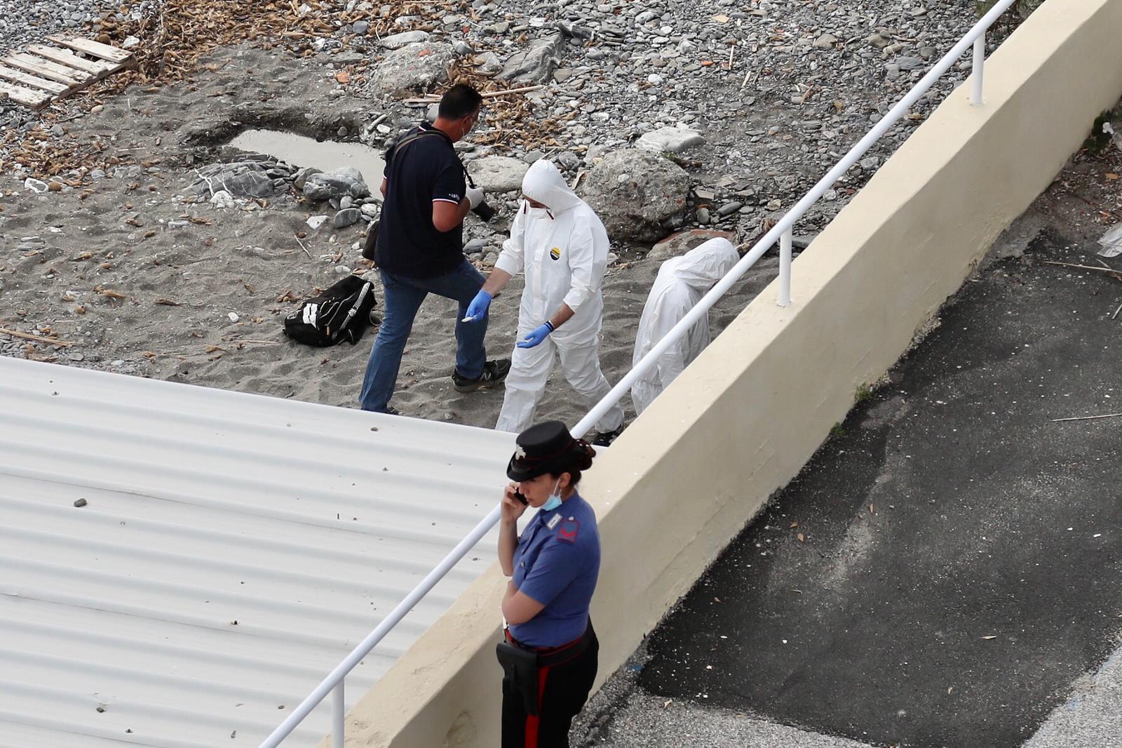 Trovato morto in una tenda sulla spiaggia
