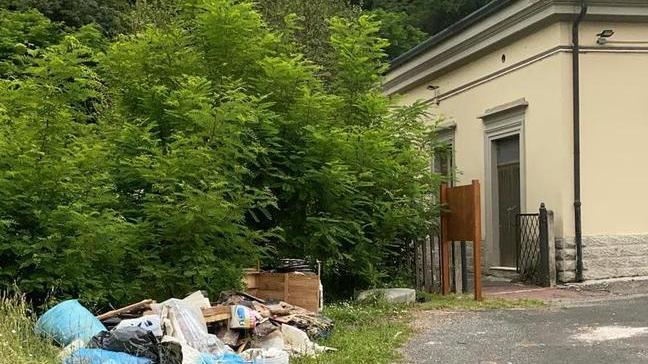 Proteste da Equi Terme per l’immondizia in piazza della Stazione