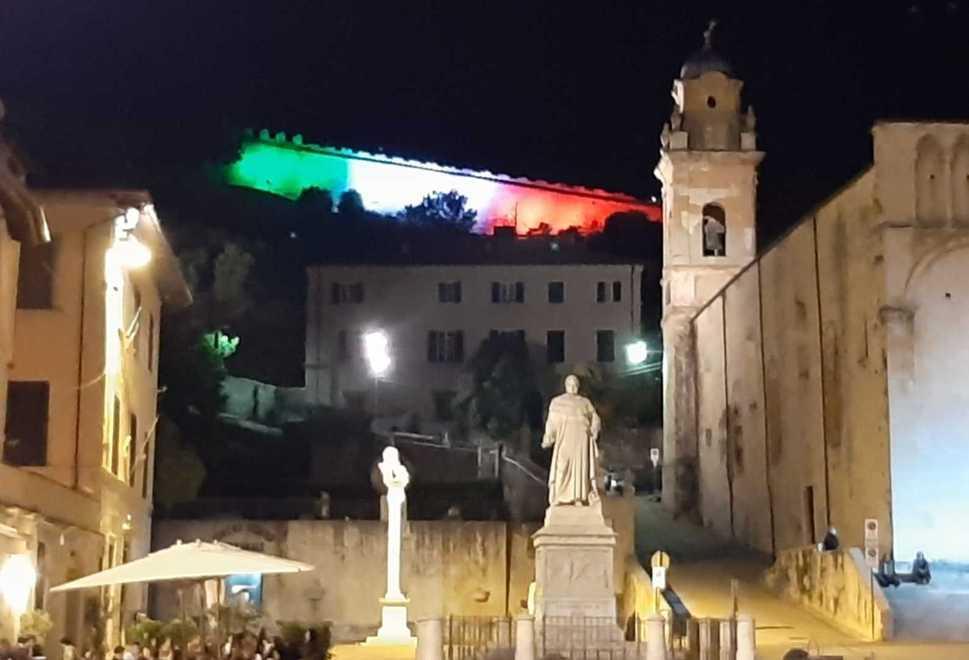 Messa in duomo e la Rocca illuminata col tricolore