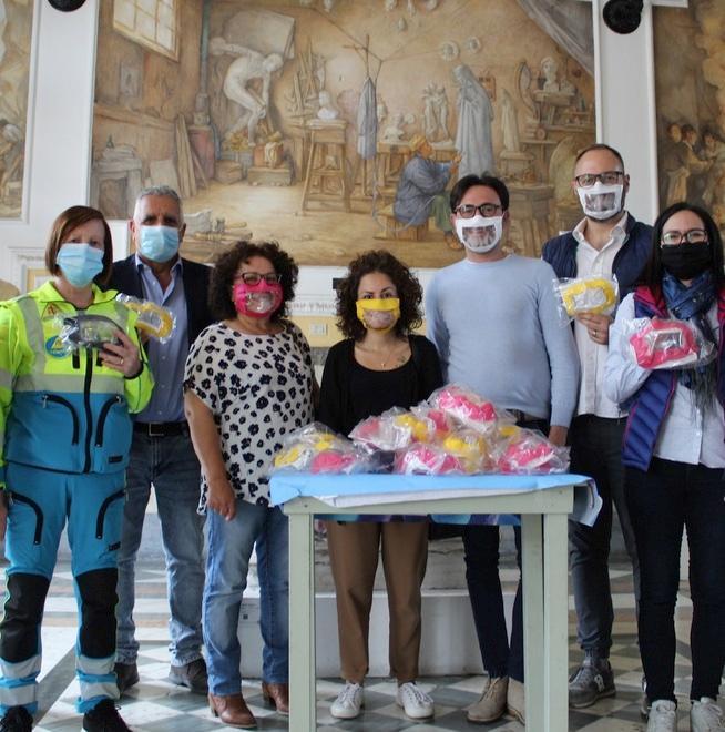 Consegnate le prime 350 mascherine trasparenti alla Consulta volontariato