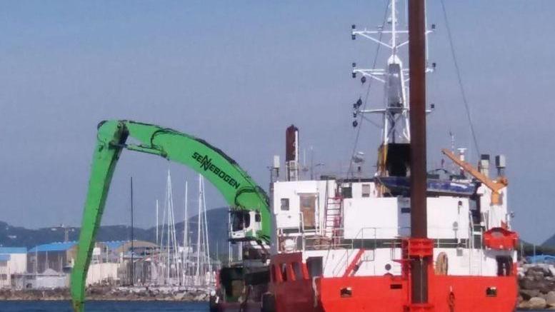 Draga per ripascere la spiaggia massese