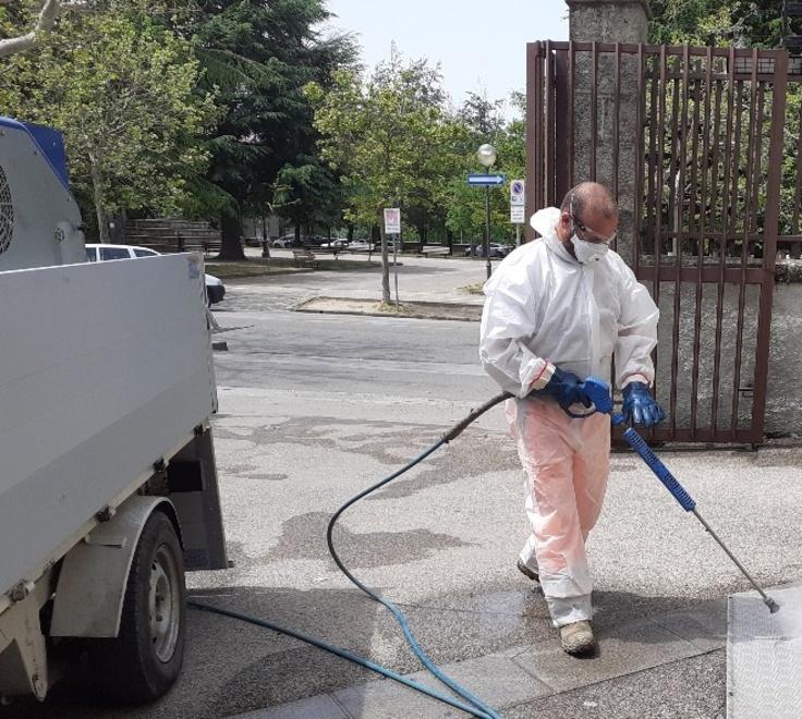 Con soffione o manica meccanica Ecco come ripuliamo le strade 