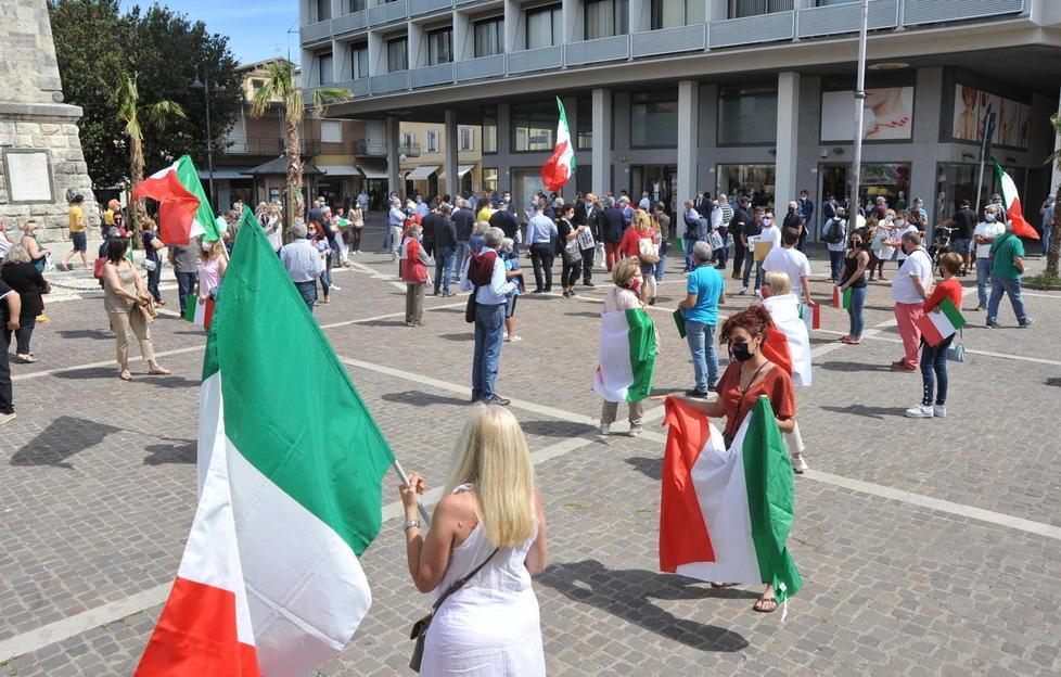 Il centrodestra scende in piazza per manifestare contro il governo 