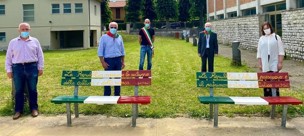 Panchine tricolori con gli articoli della Costituzione